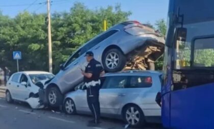 Mladić vozio suprotnom trakom: Sudar tri automobila, jedno vozilo završilo na krovu drugog