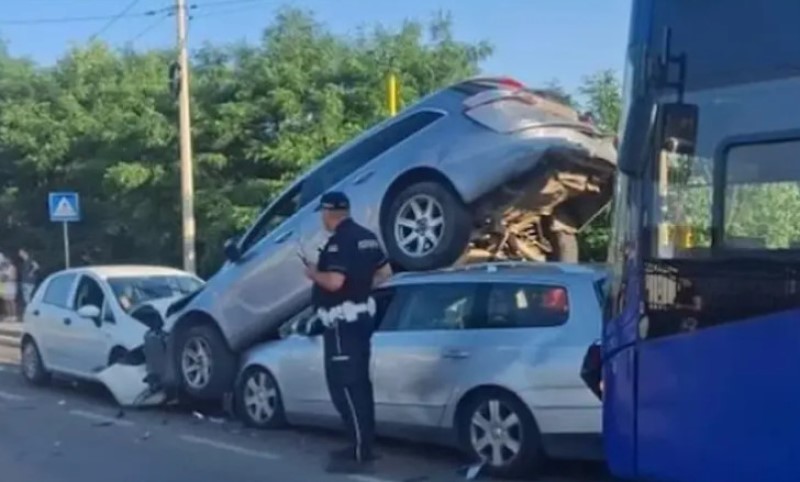Mladić vozio suprotnom trakom: Sudar tri automobila, jedno vozilo završilo na krovu drugog