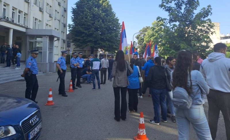 Podrška Miličeviću: Članovi SDS-a ispred Okružnog suda u Banjaluci FOTO/VIDEO