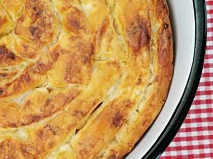 Bez razvlačenja kora: Brzinska pita sa sirom gotova za pet minuta!