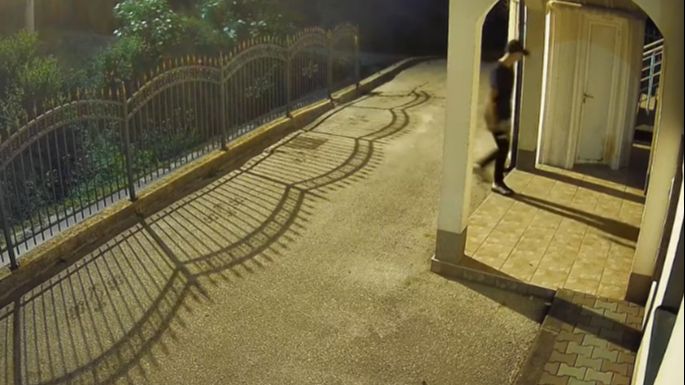 Sramotan čin: Muškarac provalio u džamiju i ukrao kutiju sa novcem VIDEO