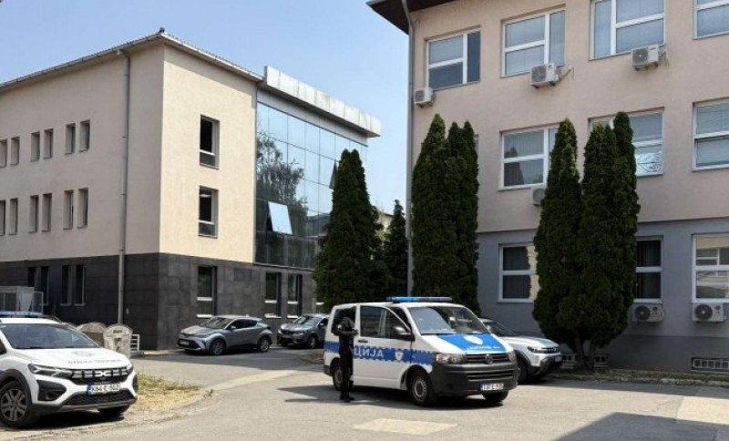 Rasvijetljeno razbojništvo, uhapšen dvojac: Prijeteći pištoljem radniku pumpe oteli novac