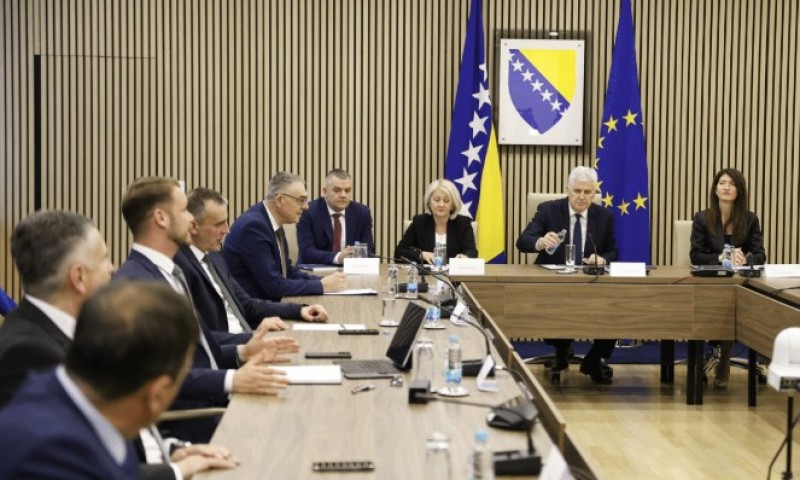 Ko s kim sarađuje, ko je kome okrenuo leđa: Urnebes na političkoj sceni u BiH