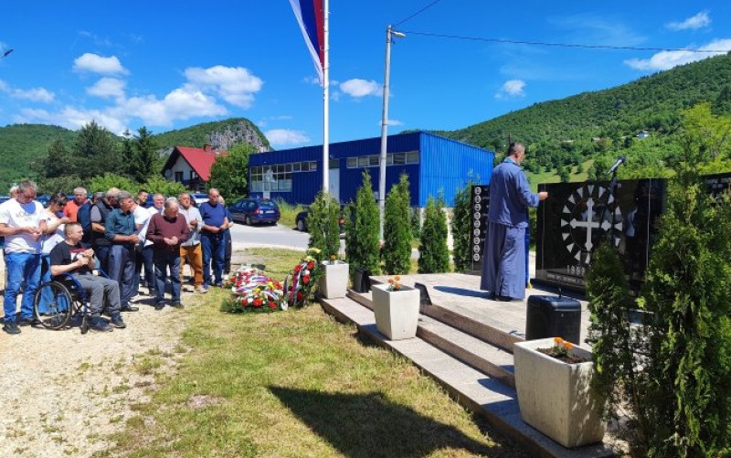 Položeni vijenci: Služen pomen u Ljubogošti za 17 poginulih boraca