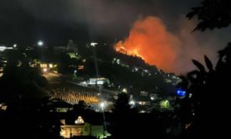 Izbio veliki požar u Sarajevu: Vatromet zapalio nisko rastinje i šumu? VIDEO