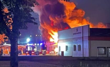 Gorjela fabrika u Bajinoj bašti: Vatrogasci satima gasili rasplamsalu vatru