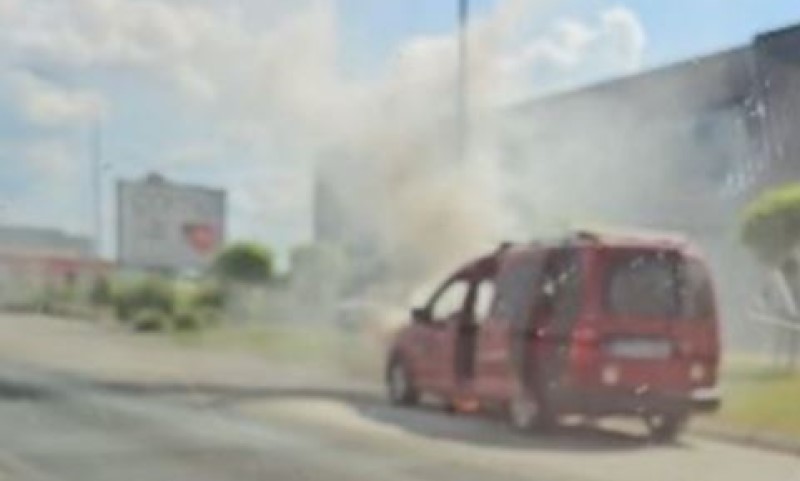 Društvene mreže “upozoravaju”: Buktinja na putu, zapalio se kombi u Banjaluci