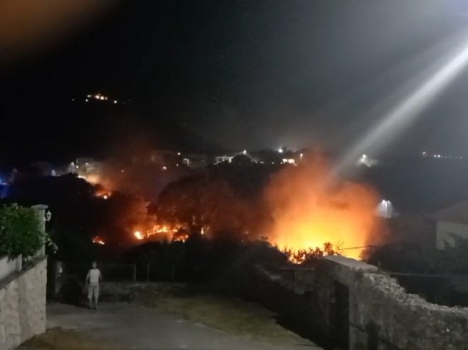 Vatra se približila naselju i industrijskoj zoni: Buknuo novi požar u Trebinju VIDEO