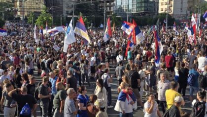Zvanično počeo protestni skup “Vidimo se na Vidovdan”: Završen program ispred Skupštine VIDEO