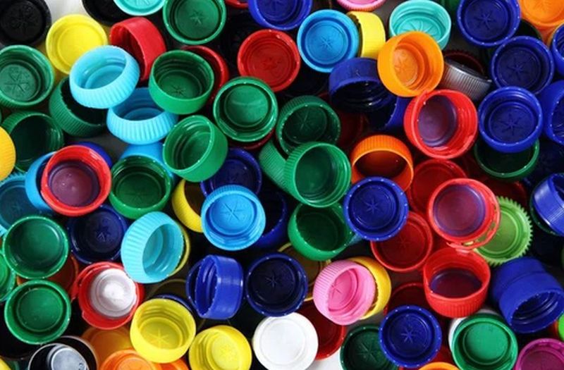 Boja na čepovima krivac za mikroplastiku u staklenim bocama, pokazuje istraživanje