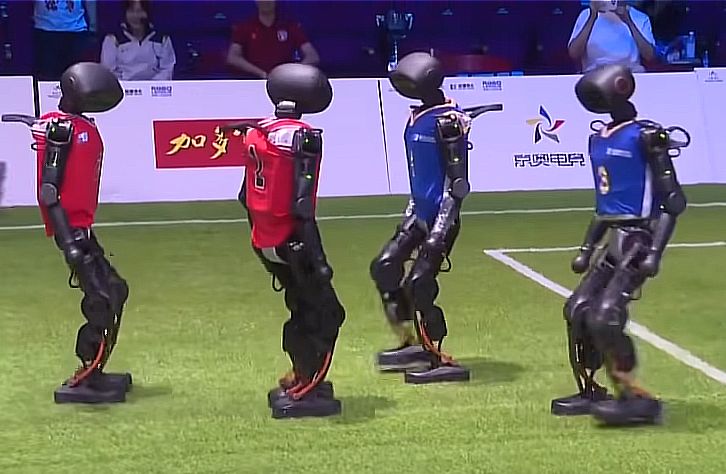 Roboti na terenu, ljudi na tribinama: Spektakl u Pekingu bez ijednog fudbalera VIDEO