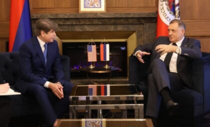 “Ne klečimo ni pred kim”: U Banjaluci počeo sastanak Dodika i Roda Blagojevića
