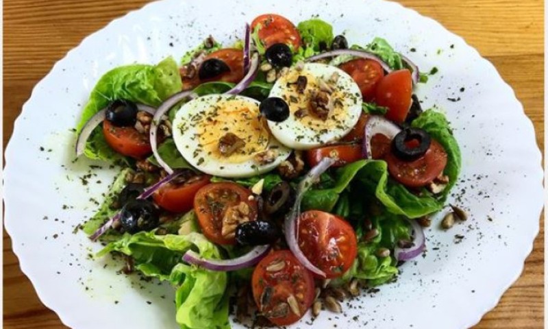 Salata s jajima i orasima: Jednostavan recept za ukusno i lagano ljetno jelo