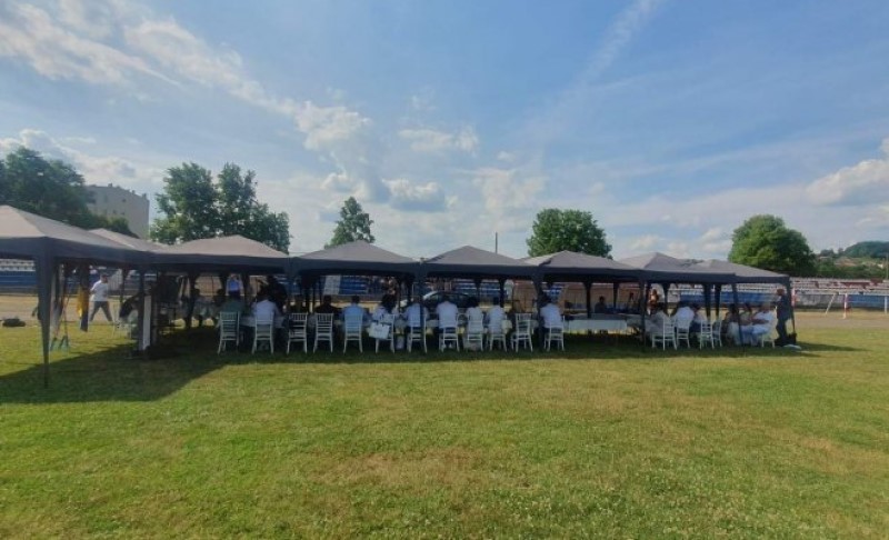 Sjednica Skupštine grada Teslić na Gradskom stadionu! SNSD: Poniženje institucija i građana