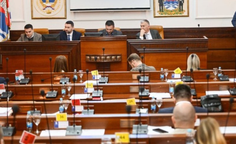 Sa zakašnjenjem od 40 minuta: Počela vanredna sjednica banjalučke Skupštine
