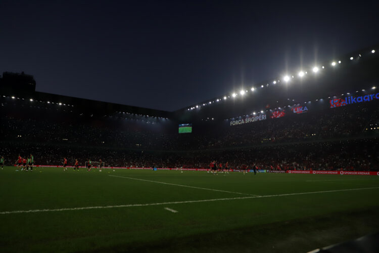 Skandal na utakmici Albanija – Srbija: Reprezentativac Srbije pogođen u glavu VIDEO