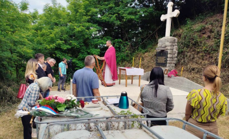 Da se nikada ne zaboravi! Služen parastos srpskim žrtavama ustaških zločina u Srebrenici