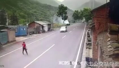 Refleksi ili samo puka sreća: Kamere uhvatile jezive trenutke potpune panike VIDEO