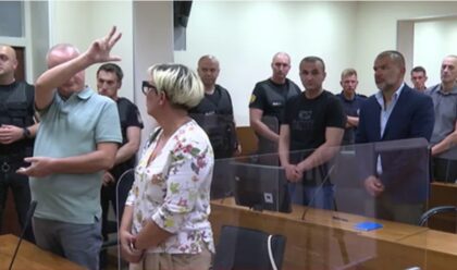 Detalji sa izricanja presude: Đukanović sa tri prsta ka kameri dočekao kaznu za ubistvo Krunića