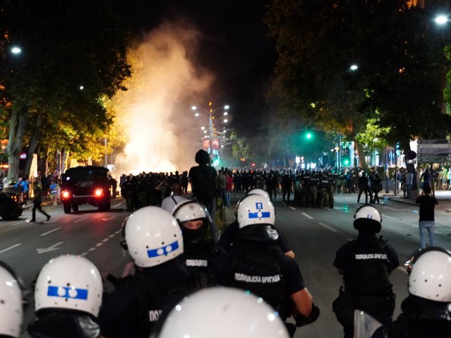 Incidenti u Beogradu: Žandarmerija i građani lice u lice VIDEO