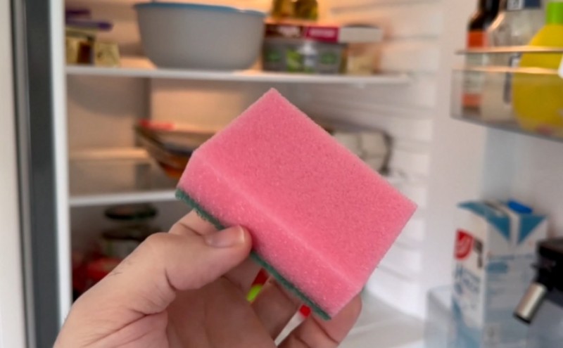 Roditeljski trik oduševio mame: Mokar sunđer u frižideru – saveznik za male dječije nezgode