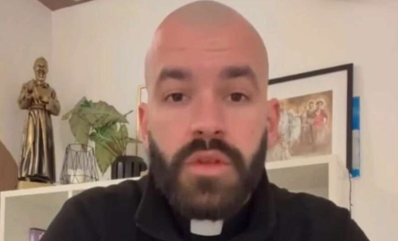 Zbog njegovih riječi ljudi se krste i lijevom i desnom: Sveštenik Mirko opleo po ženama