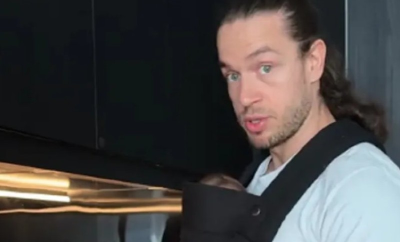 Tata Nemanja izazvao “rat” na mrežama: Čuva bebu i sprema ručak, dok je žena na bazenu VIDEO