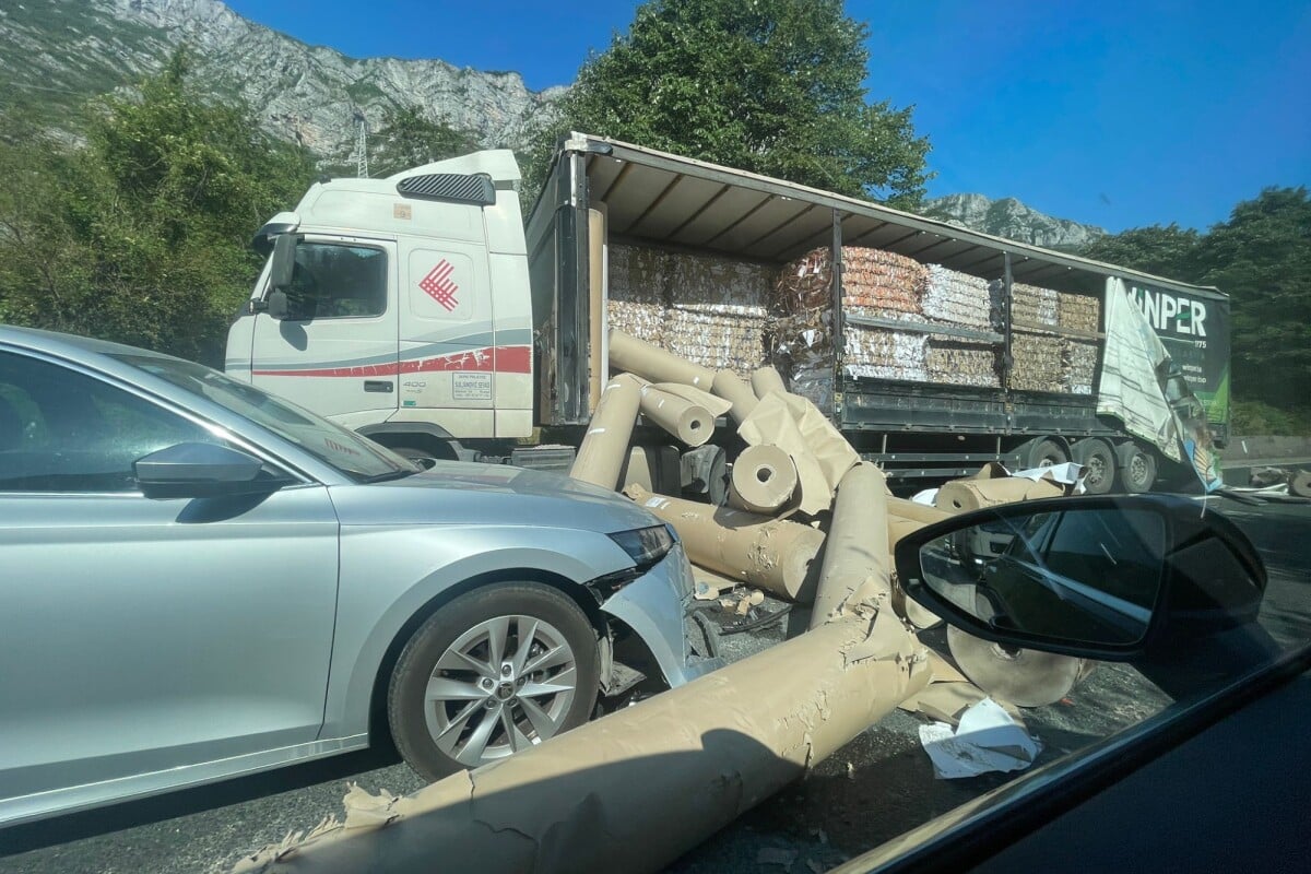 Vozači, oprez: Ispao teret iz kamiona, vozila ovim putem prolaze naizmjenično