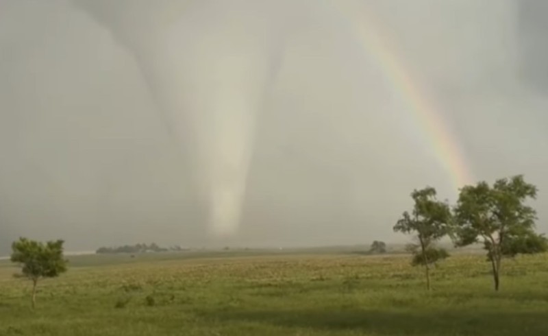 Spektakularan trenutak! Lovci na oluje snimili trenutak kada tornado prolazi pokraj duge VIDEO