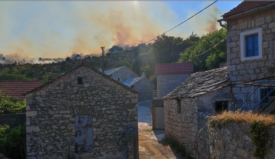 Alarmantna situacija u Trebinju: Vatra prijeti kućama, zatvoren put