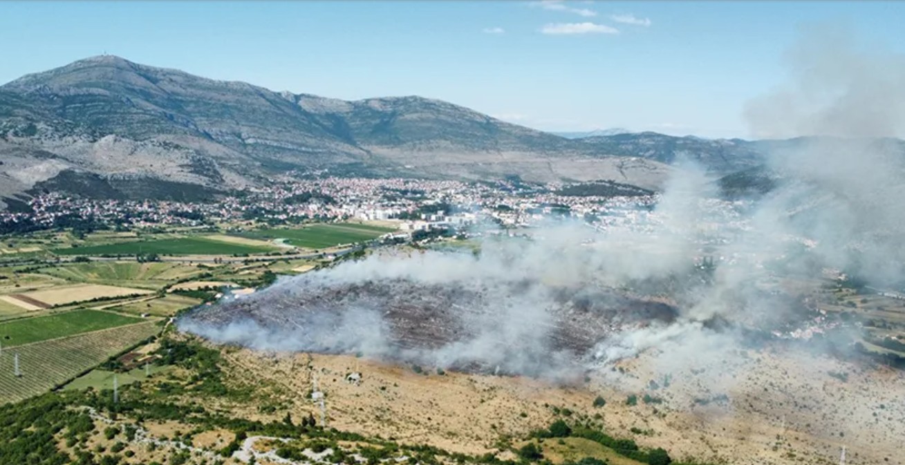 Građanima upućen apel: Veliki požar na brdu iznad Trebinja VIDEO