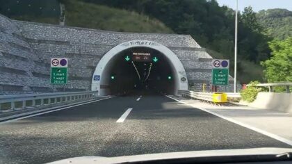 Nesreća na auto-putu u BiH: Vozač “renoa” udario u zaštitnu ogradu
