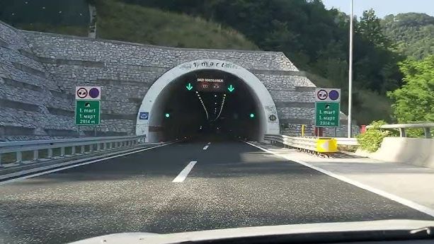 Nesreća na auto-putu u BiH: Vozač “renoa” udario u zaštitnu ogradu