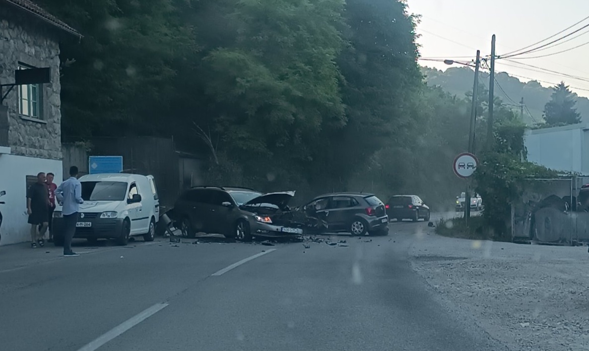 Teška saobraćajna nesreća kod Banjaluke: Hitne službe na terenu, saobraćaj obustavljen