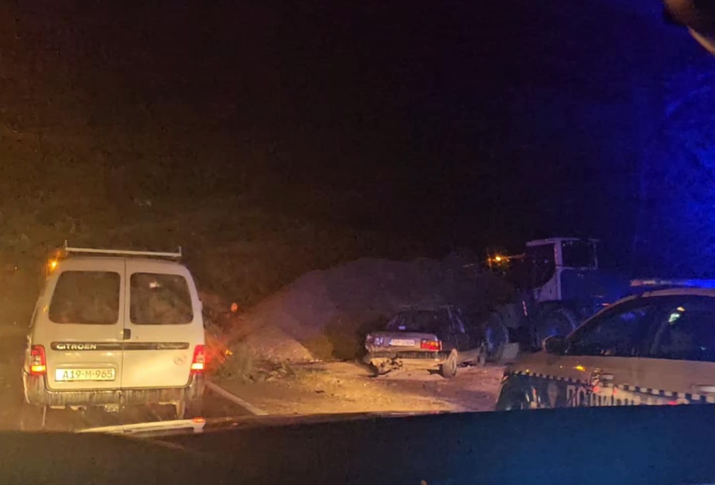 Saobraćajna nesreća u Banjaluci: Jedno vozilo uništeno, policija i Hitna pomoć na terenu