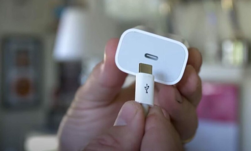 Koristite “USB kondom”: Javni punjači za pametne telefone su potencijalno opasni