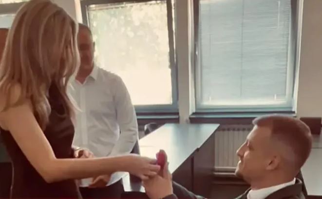 Ljubav na banjalučkom fakultetu: Mladić nakon odbrane diplomskog vjerio djevojku FOTO