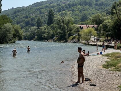 Vreli dani uz rijeku: Banjalučani spas od vrućina potražili na Vrbasu VIDEO