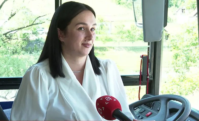 Ispunila očevu želju: Banjalučanka Željka za volanom autobusa VIDEO