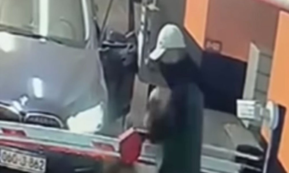 Brzo i dobro organizovano: Objavljen snimak krađe “bmw-a” iz garaže u Sarajevu VIDEO