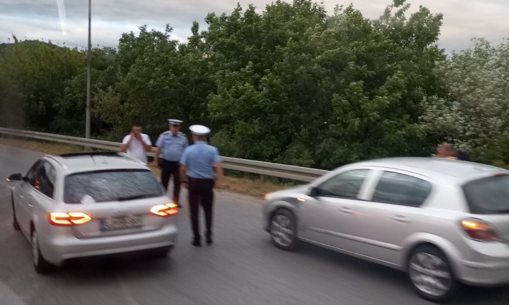 Sudar “audija” i “opela”: Saobraćajka na Prijedorskoj petlji