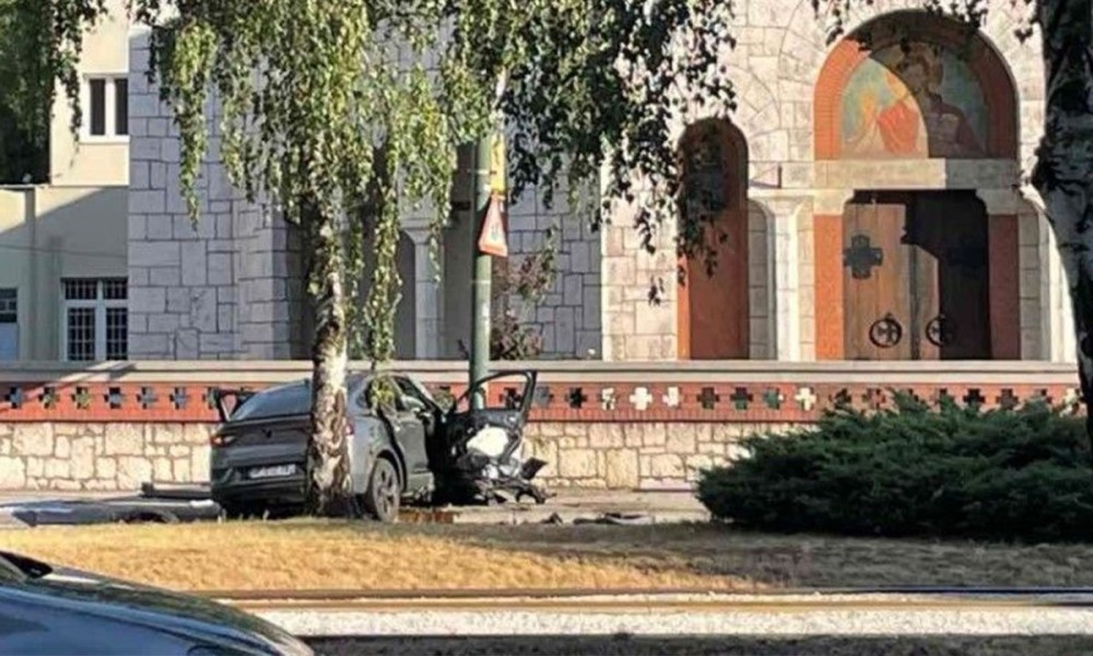 Nesreća u Sarajevu: Automobil prešao preko šina i udario u zid