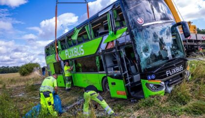 Autobus sletio sa autoputa: Više od 20 osoba povrijeđeno, jedna teže