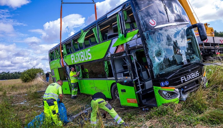 Autobus sletio sa autoputa: Više od 20 osoba povrijeđeno, jedna teže