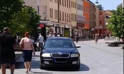 Prolaznici u šoku: Automobil parkiran na šetalištu u centru Banjaluke VIDEO
