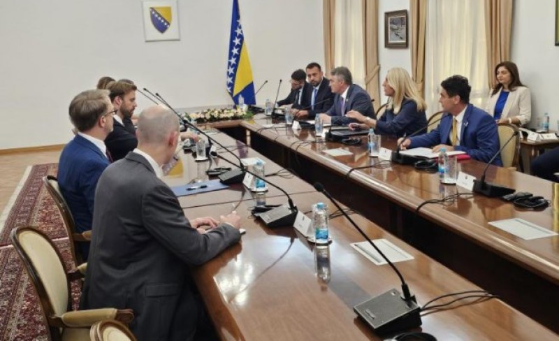 Oglasila se Ambasada SAD u Sarajevu! Hanrahan: Zvaničnici u BiH zajedno da rade za bolju budućnost FOTO