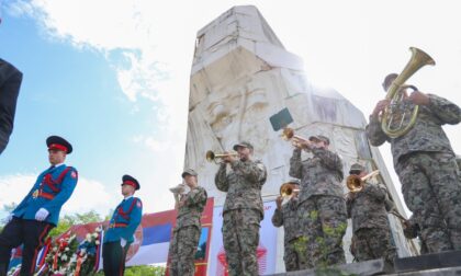 Odata počast borcima: Položeni vijenci na spomenik palim Krajišnicima na Banj brdu