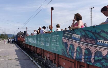 Putnici uživaju u pogledu na ljepote rijeke: Turistički voz oživio Unsku prugu