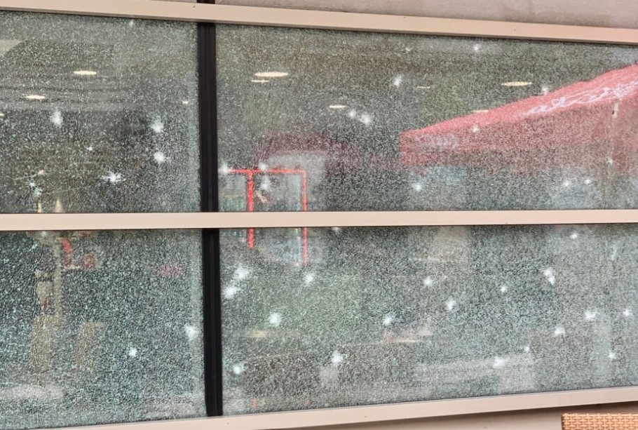 Bačena bomba u Sarajevu: Oštećeno više objekata i vozila