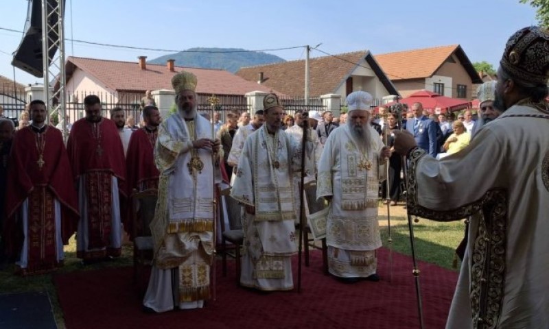 Prisutan veliki broj zvaničnika i građana: Počela liturgija u pomen stradalim Srbima Podrinja FOTO/VIDEO